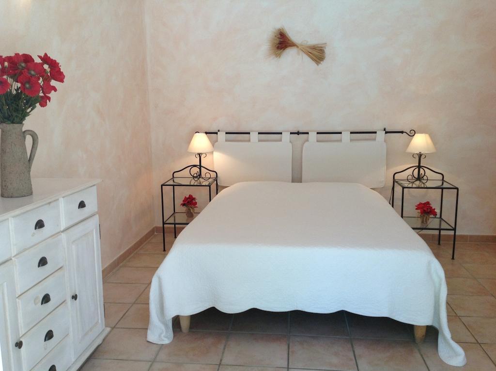 Le Clos Des Cigales Roussillon en Isere Стая снимка